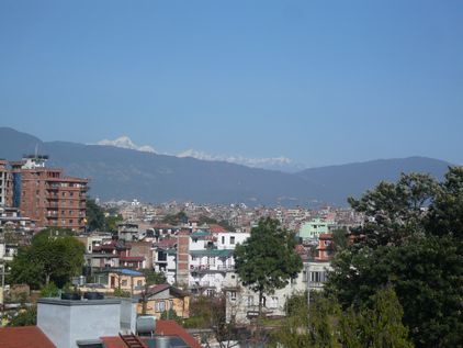 ネパールの街並みとヒマラヤ山脈