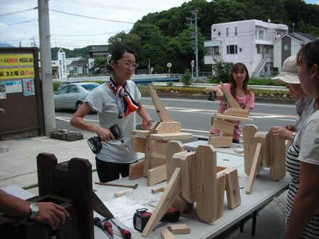 ぞうさんプランターのキットを組み立てる様子